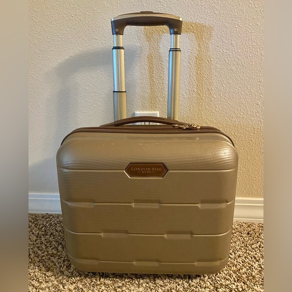 London Fog Handbags - London Fog Brentwood Hard Case Side Carry-On Rolling Suitcase Tan 14” *cracked
